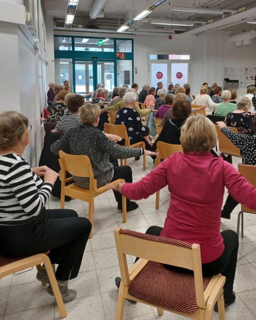 Tuolijumppa tiistaisin Praatissa. Ihmiset tuolijumpassa.