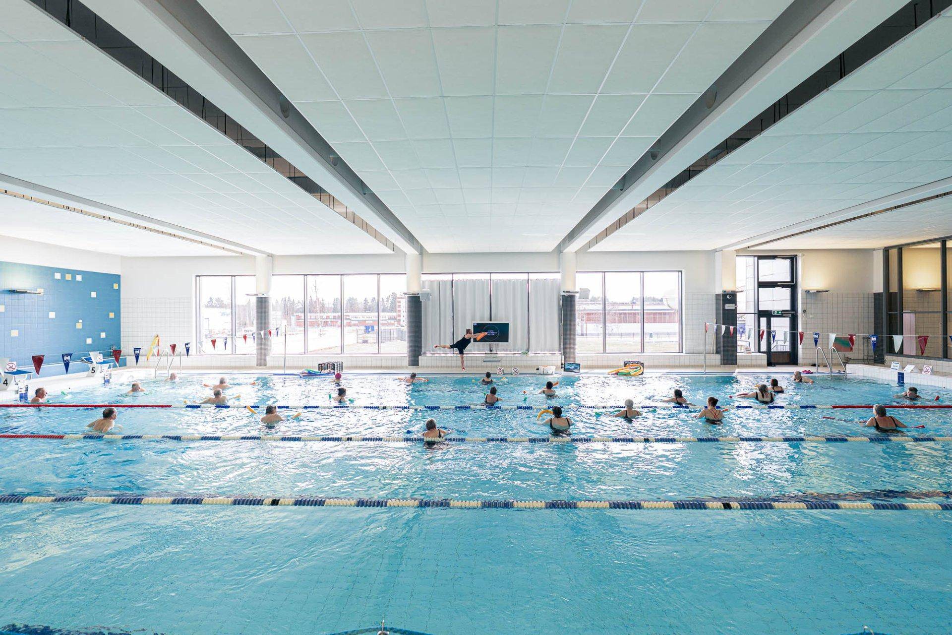 Vesijumppaajat altaalla